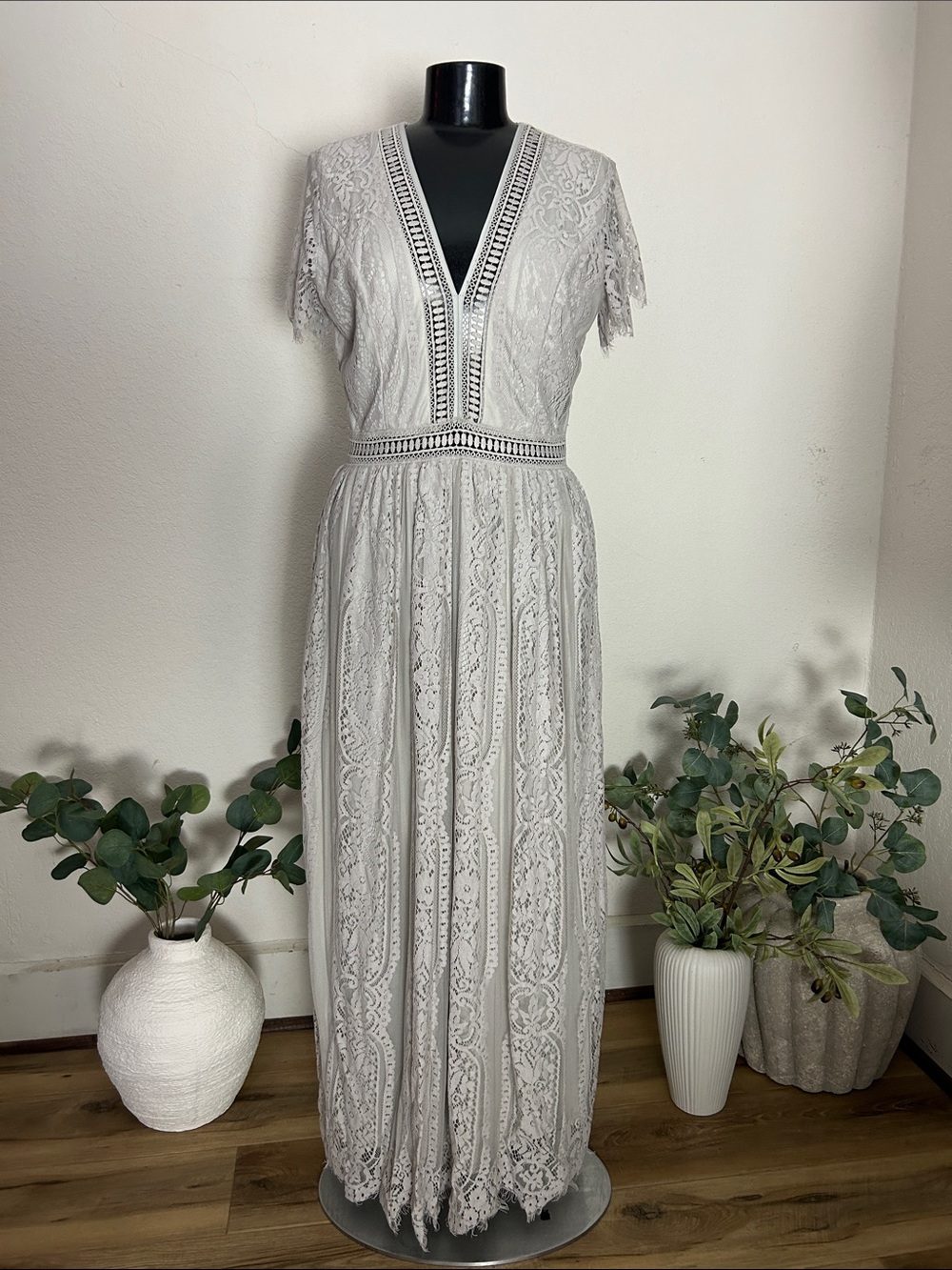 Bohemian lace dress, pale gray, short sleeve, SZ L? Measurements in description.